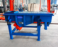 1035直線振動篩屬于較大型的篩分設(shè)備，所以該設(shè)備的產(chǎn)量也相對比較高一些。